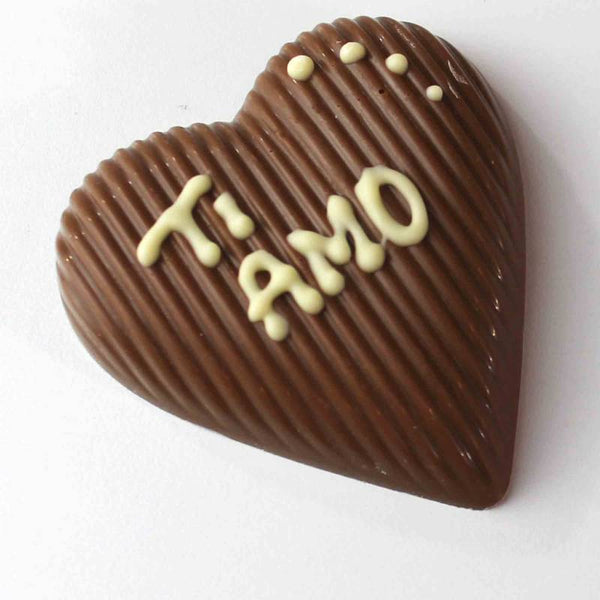 Coeurs en chocolat à décor rayé et dédicace
